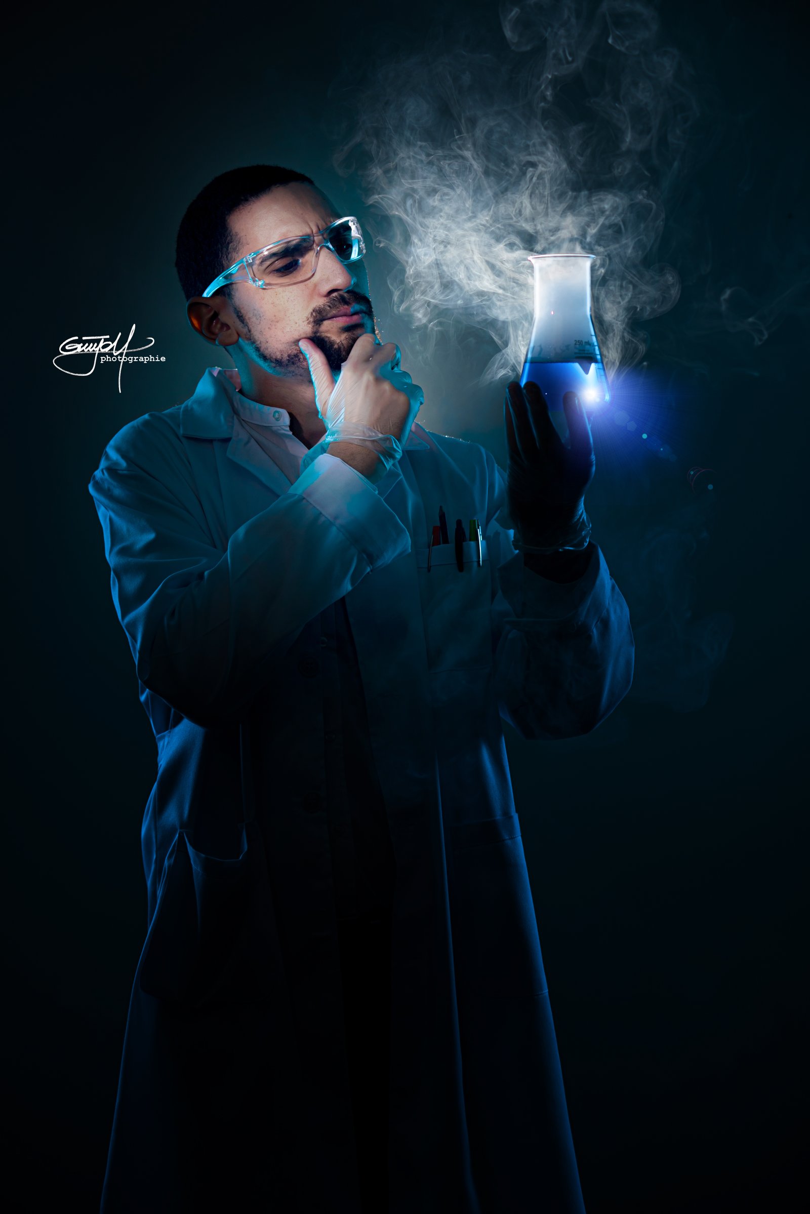 Florian en Professeur Malice avec fiole lumineuse — spectacle magie scientifique